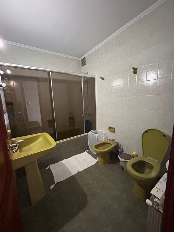 EXCELENTE DEPARTAMENTO DE 3 AMBIENTES CON DEPENDENCIA DE SERVICIO Y COCHERA- ZONA TORREON- VISTA PLENA AL  MAR