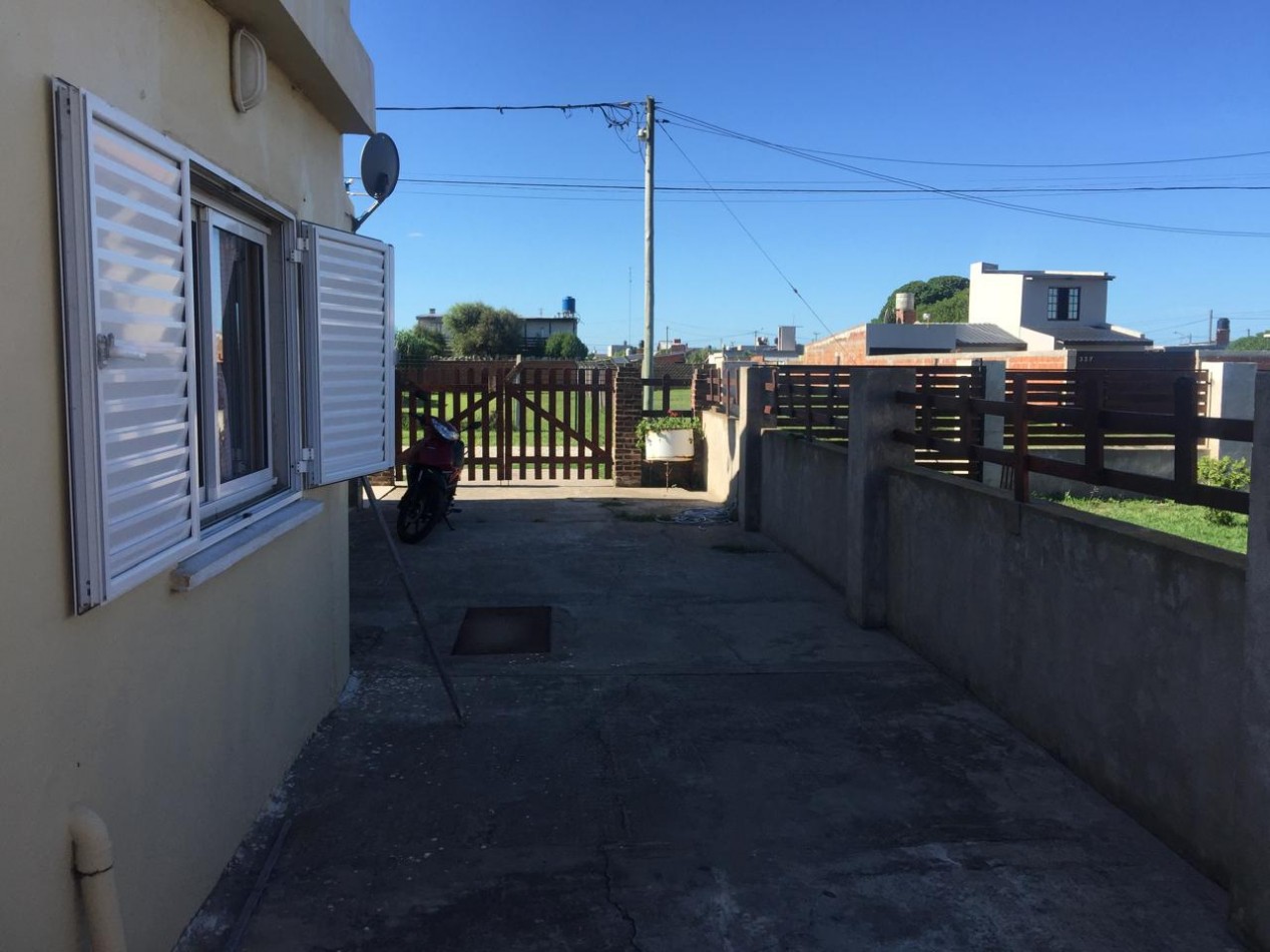 EXCELENTE CHALET A LA VENTA 3 AMBIENTES- MAS UN QUINCHO DE 60 METROS- FRUTALES- ESCUCHA OFERTA!!! PERMUTA POR MENOR VALOR
