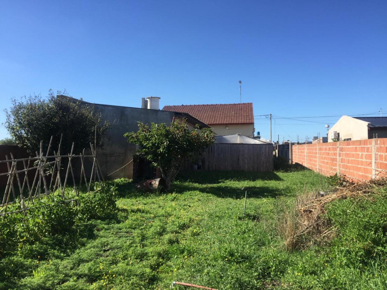 EXCELENTE CHALET A LA VENTA 3 AMBIENTES- MAS UN QUINCHO DE 60 METROS- FRUTALES- ESCUCHA OFERTA!!! PERMUTA POR MENOR VALOR