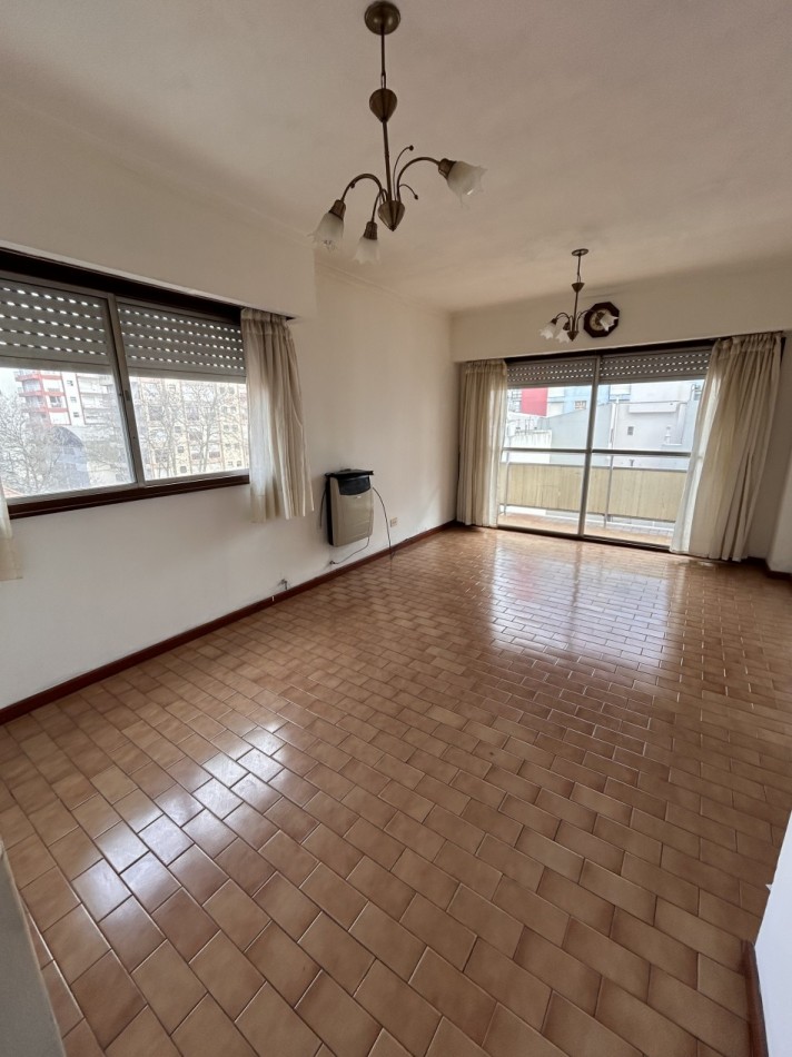 Venta departamento de 2 ambientes con cochera en La Rioja y Balcarce  