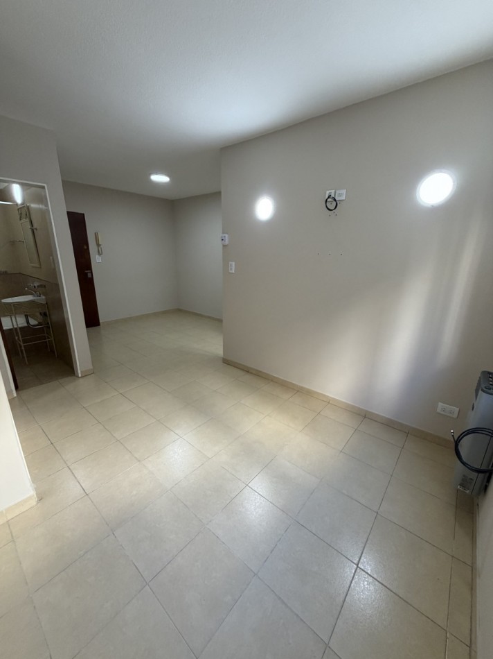 ALQUILER DEPARTAMENTO DE 1 AMBIENTE CON COCHERA EN TUCUMAN Y BROWN